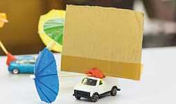 Spielzeugauto mit Segel aus Karton